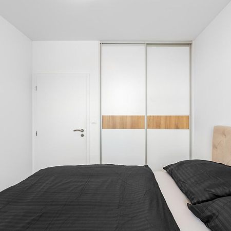 Leo Apartment - Ac & Free Parking Bratislava Luaran gambar