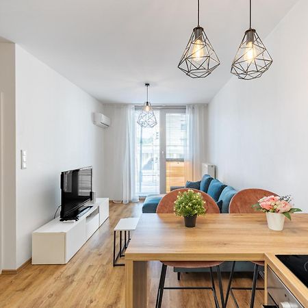 Leo Apartment - Ac & Free Parking Bratislava Luaran gambar