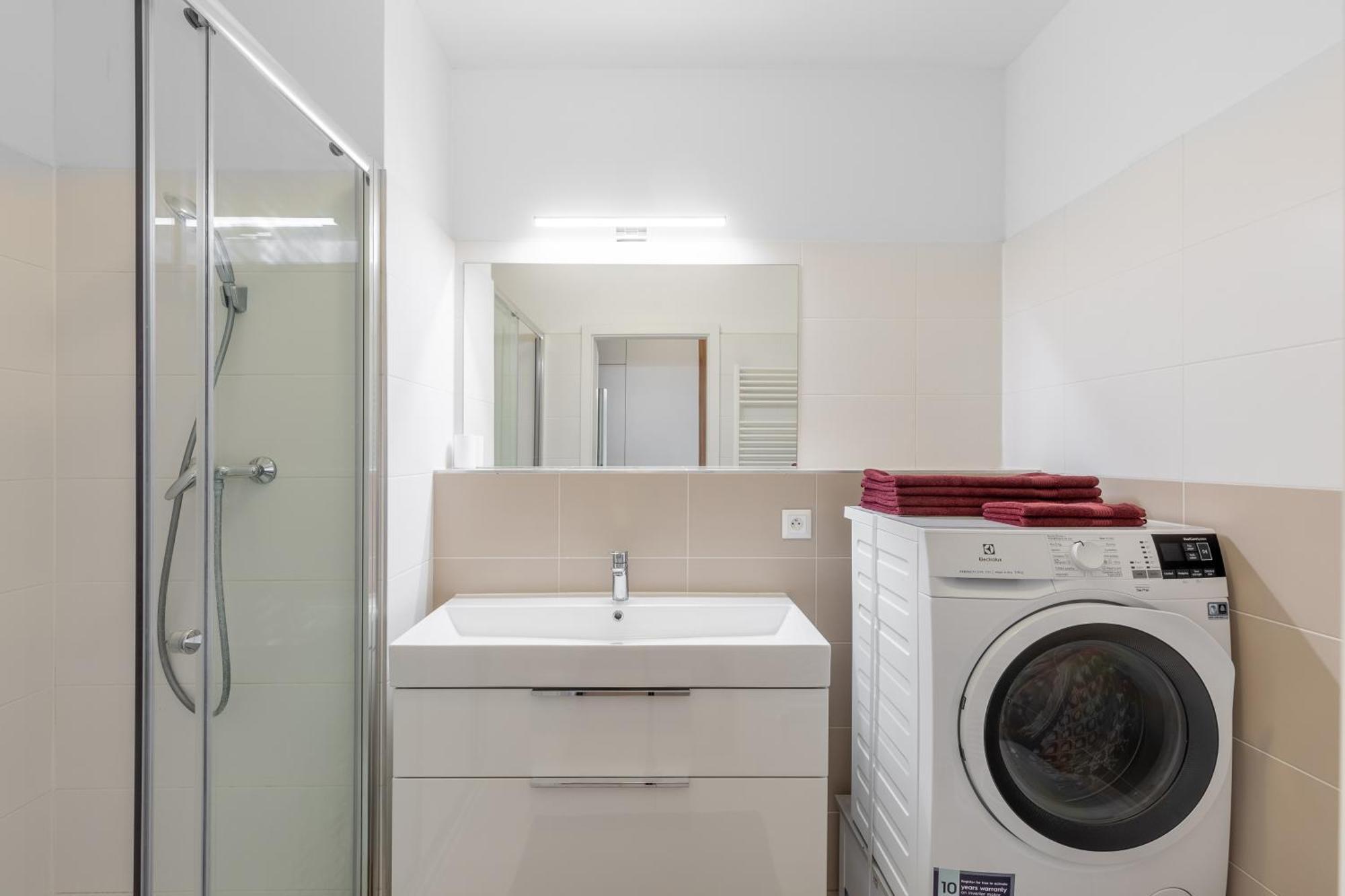 Leo Apartment - Ac & Free Parking Bratislava Luaran gambar