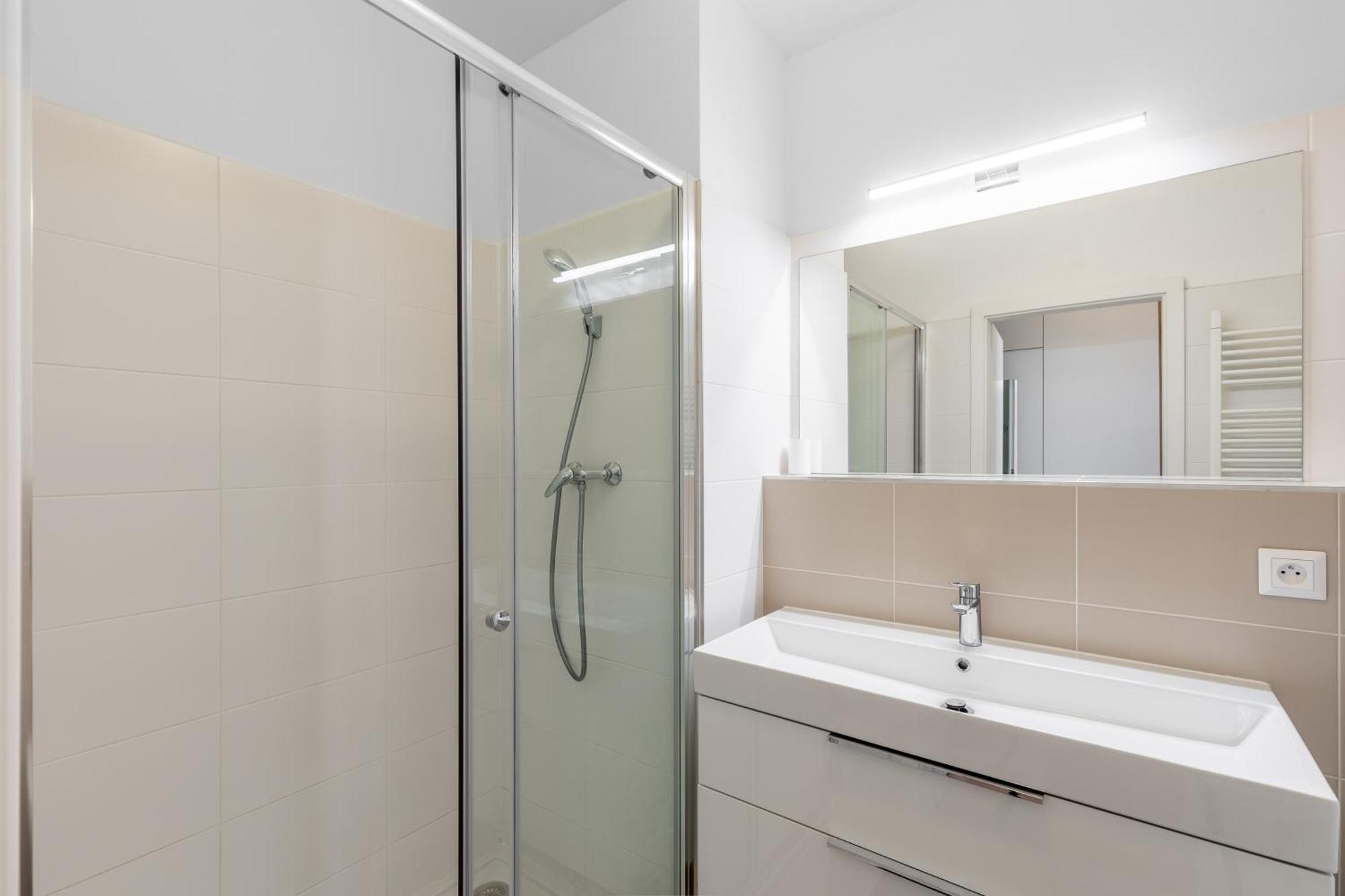 Leo Apartment - Ac & Free Parking Bratislava Luaran gambar