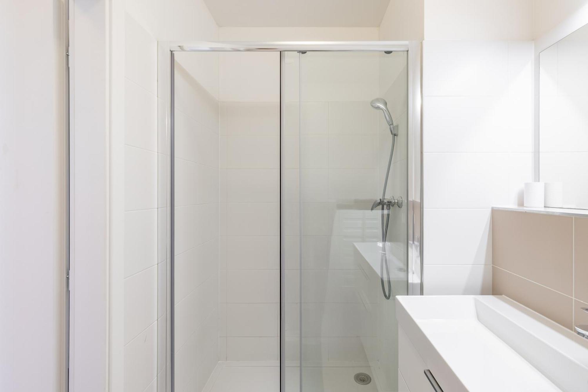 Leo Apartment - Ac & Free Parking Bratislava Luaran gambar